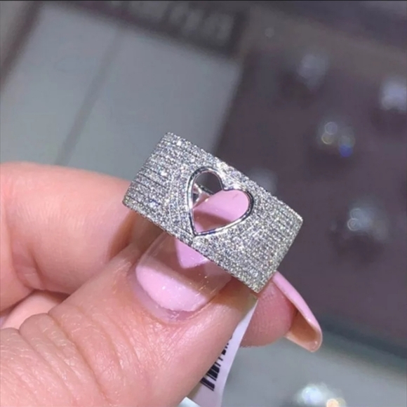 HOST PICK 😍 Heart Love Ring - Picture 3 of 5